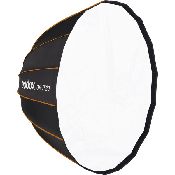 Godox Quick Release Parabolic Softbox QR P120 Bowens -valaisimessa on kahdeksankulmainen muoto, musta ulkokuori oranssilla reunuksella ja valkoinen diffuusio etupaneeli, joka on ihanteellinen studiovalaistukseen.