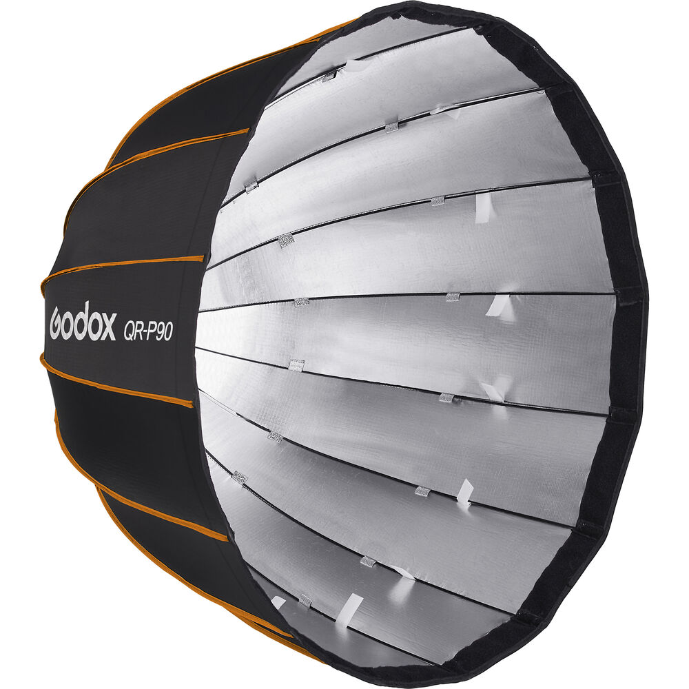 Mustan ja hopeanvärinen Godox Quick Release Parabolic Softbox QR PF90 Profoto oransseilla korostuksilla, sivulta kuvattuna, korostaa sen heijastavaa sisäpintaa ja ulkopuolista tuotemerkkiä.