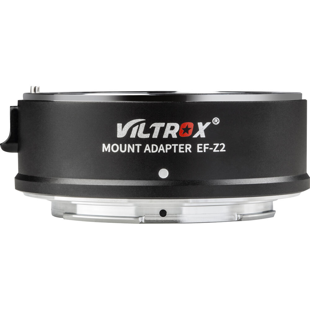 Viltrox EF - Z2 Speed Booster, musta hopeisilla metalliakseleilla, näkyy valkoisella taustalla. "Viltrox Mount Adapter EF-Z2" on näkyvissä sen kyljessä.