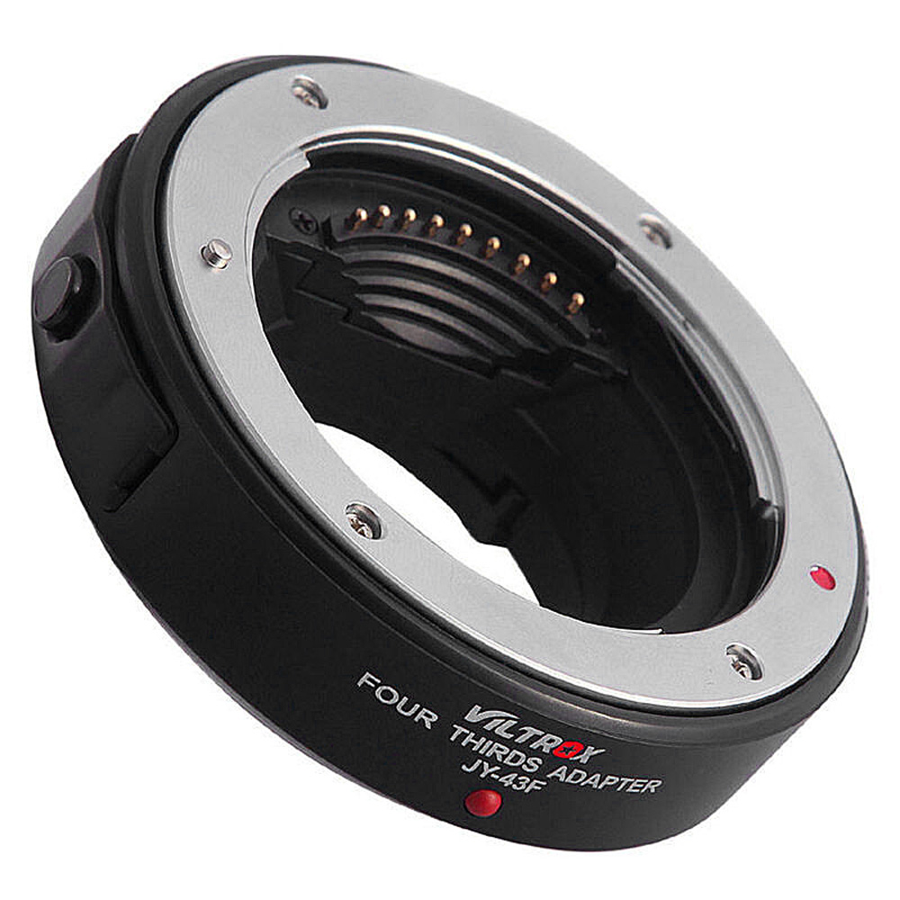 Viltrox JY 43-MFT Autofocus-adapterissa (musta) on metallinen kiinnitys ja elektroniset koskettimet Four Thirds -objektiivien liittämiseksi yhteensopiviin kamerarunkoihin.