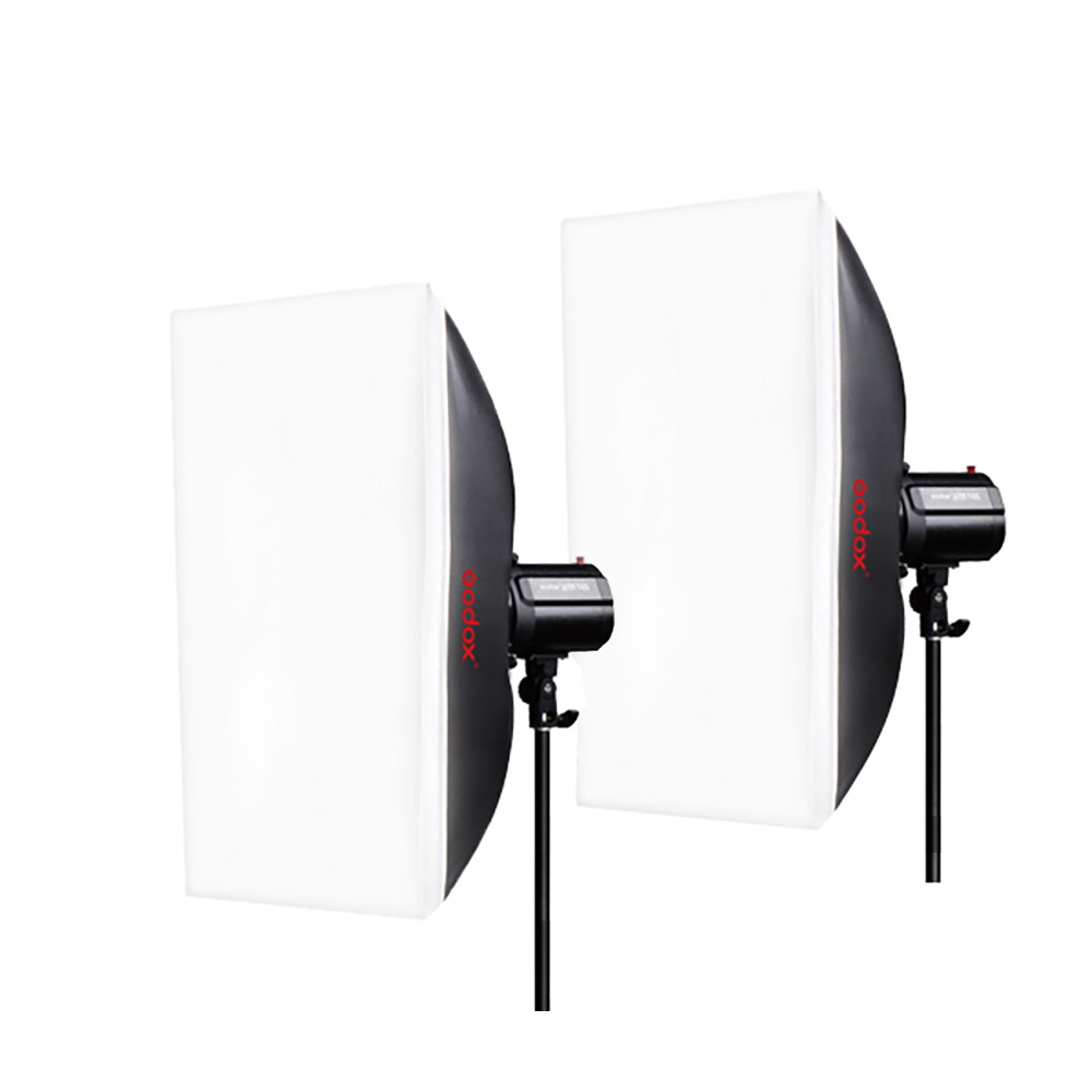 Godox Mini Pioneer 250 Watt Softbox Duo Kit sisältää kaksi suorakulmaista softbox-valaisinta, joissa on mustat sivut ja valkoiset diffuusorit, jotka on asennettu mustalle jalustalle valkoista taustaa vasten.