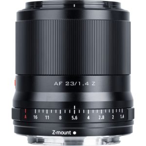 Lähikuva Nikon Z:lle tarkoitetusta Viltrox AF 23mm f/1.4 -objektiivista, jossa näkyy aukon merkinnät ja "Z-mount"-merkintä mustassa objektiivissa valkoista taustaa vasten.