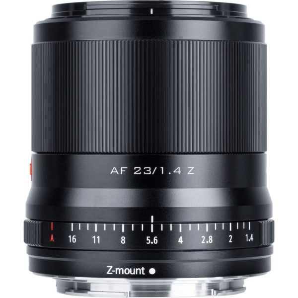 Lähikuva Nikon Z:lle tarkoitetusta Viltrox AF 23mm f/1.4 -objektiivista, jossa näkyy aukon merkinnät ja "Z-mount"-merkintä mustassa objektiivissa valkoista taustaa vasten.