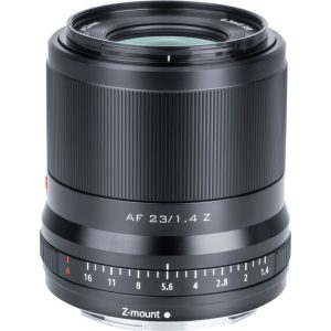 Lähikuvassa Viltrox AF 23mm f/1.4 -objektiivi, Nikon Z näkyy sen musta runko, aukkorengas, jossa on f/1.4-16-arvot, ja Z-mount-merkintä lähellä objektiivin kiinnitystä.