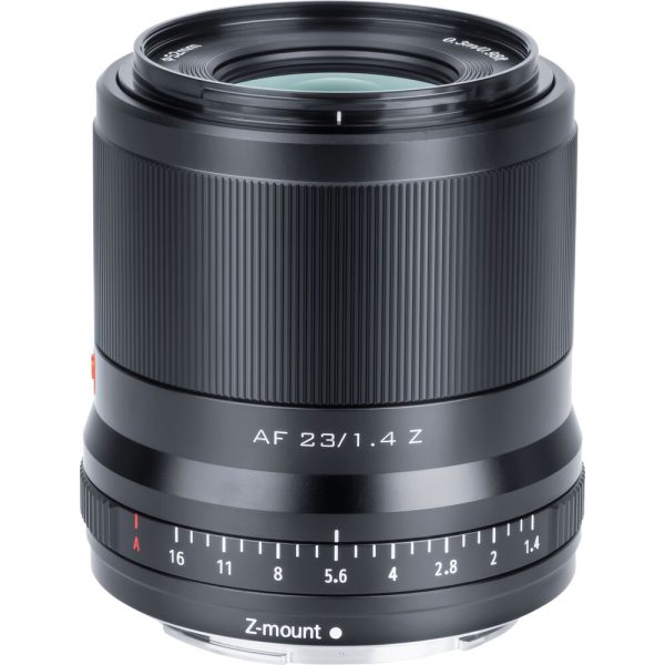 Lähikuvassa Viltrox AF 23mm f/1.4 -objektiivi, Nikon Z näkyy sen musta runko, aukkorengas, jossa on f/1.4-16-arvot, ja Z-mount-merkintä lähellä objektiivin kiinnitystä.