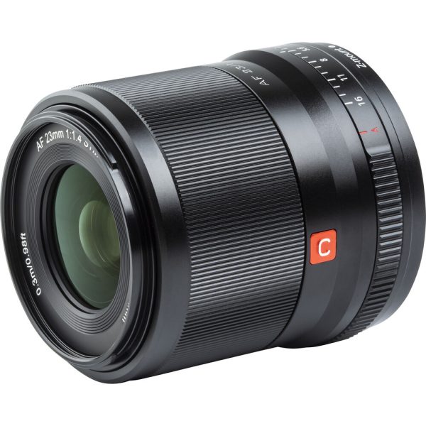 Lähikuva Viltrox AF 23mm f/1.4 -objektiivi for Nikon Z -objektiivista, jossa näkyy sen musta tynnyri, jossa on kuvioidut zoom- ja tarkennusrenkaat, valkoiset ja punaiset merkinnät sekä punainen C-merkintä.