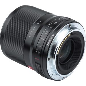 Lähikuva Viltrox AF 56mm f/1.4 -objektiivi, Nikon Z -objektiivista, jossa näkyy sen musta viimeistely, aukon merkinnät, elektroniset koskettimet ja sivussa oleva Z-kiinnitysmerkintä.