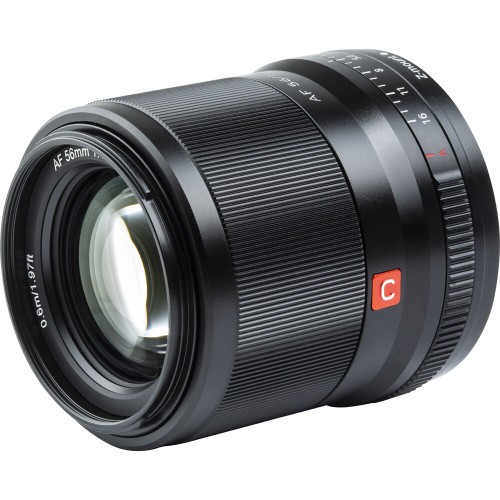 Viltrox AF 56mm f/1.4 -objektiivi Nikon Z:lle, jossa on kuvioitu tarkennusrengas ja punainen C-merkintä valkoista taustaa vasten.