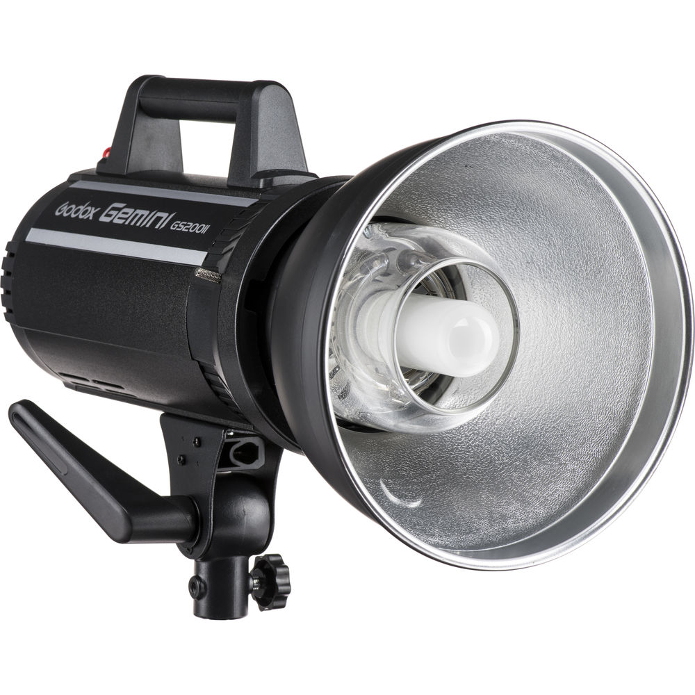 1637157485_111 Musta Godox GS200II -studiostrobovalo, jossa on hopeinen heijastin ja yläkahva, asennettuna säädettävään jalustakannattimeen.
