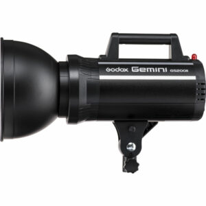 Musta Godox GS200II-stroboskooppivalaisin, jossa on kahva ja kiinnitysteline, sivukuva valkoista taustaa vasten.