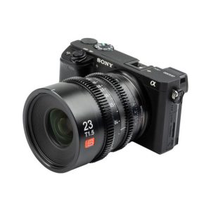 1638546974_910 Musta Sony Alpha -peilitön kamera, johon on kiinnitetty Viltrox MF 23mm T1.5 Cine-objektiivi -objektiivi Sony E -kiinnikkeelle, vinossa valkoisella taustalla.