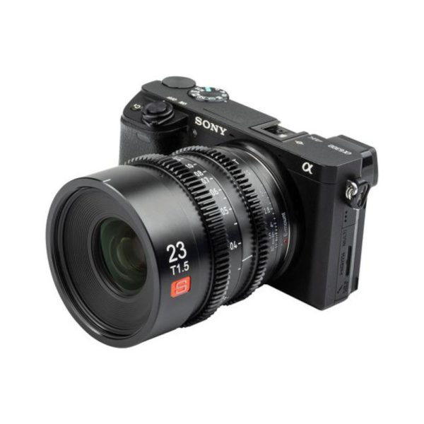 1638546974_910 Musta Sony Alpha -peilitön kamera, johon on kiinnitetty Viltrox MF 23mm T1.5 Cine-objektiivi -objektiivi Sony E -kiinnikkeelle, vinossa valkoisella taustalla.