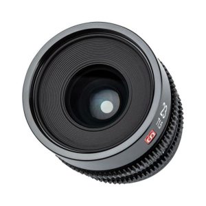 1638546976_139 Lähikuvassa Viltrox MF 23mm T1.5 Cine-objektiivi -objektiivi Sony E:lle näkyy "23 1:1.5" -merkinnät, harjattu tarkennusrengas ja heijastava lasin keskipinta.