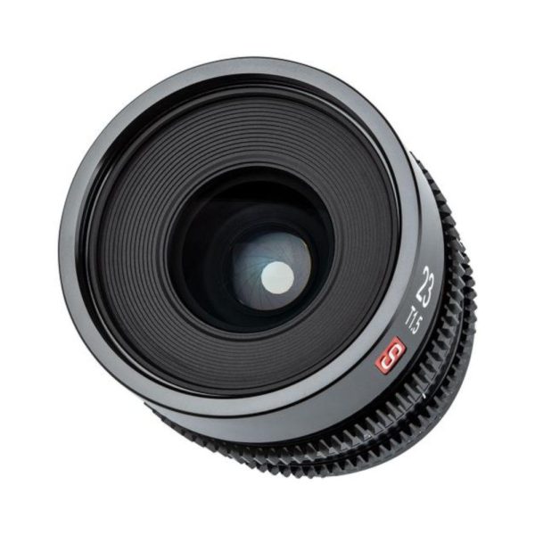 1638546976_139 Lähikuvassa Viltrox MF 23mm T1.5 Cine-objektiivi -objektiivi Sony E:lle näkyy "23 1:1.5" -merkinnät, harjattu tarkennusrengas ja heijastava lasin keskipinta.