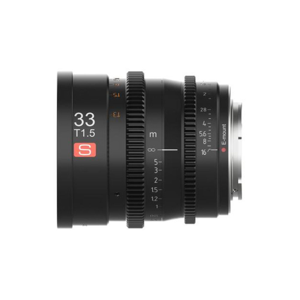 Viltrox MF 33mm T1.5 Cine-objektiivi -objektiivi Sony E:lle, jossa on musta viimeistely ja valkoiset/oranssit merkinnät, on tarkennuksen ja aukon säätörenkaat, ja se on kuvattu valkoisella pohjalla.