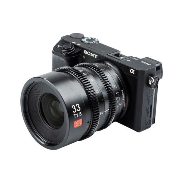 Musta Sony Alpha -peilitön kamera, johon on kiinnitetty Viltrox MF 33mm T1.5 Cine Lens -objektiivi (Sony E), katsottuna pienessä kulmassa valkoista taustaa vasten.