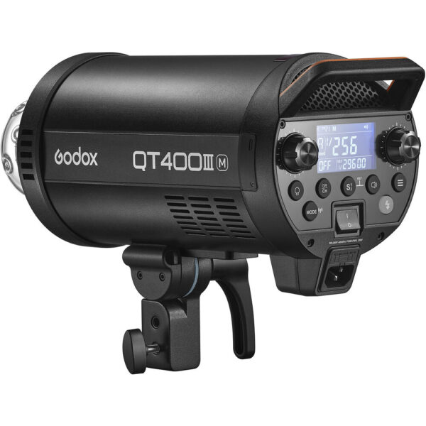 Musta Godox QT400IIIM-stroboskooppivalaisin, jossa on digitaalinen näyttö, ohjauspainikkeet ja kiinnitysteline, pienestä kulmasta katsottuna.