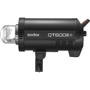 Godox QT600IIIM-stroboskooppivalaisin näkyy sivukuvassa, jossa salamaputki on näkyvissä ja kiinnityskannatin valkoista taustaa vasten.