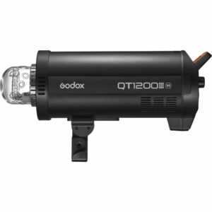 Musta Godox QT1200IIIM -studiostroboskooppivalaisin näkyy sivuprofiilissa, ja sen läpinäkyvä lamppukotelo korostuu etu- ja takapuolen ohjauspainikkeissa.