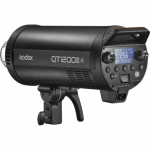 Godox QT1200IIIM -studiosalamalaite, musta, jossa on digitaalinen ohjauspaneeli, painikkeet ja kiinnitysteline, näkyy valkoisella taustalla.