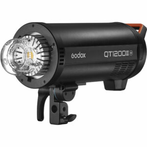 Godox QT1200IIIM on musta studiostroboskooppivalaisin, jossa on näkyvä salamaputki ja kiinnitysteline, ihanteellinen ammattimaiseen valokuvaukseen.