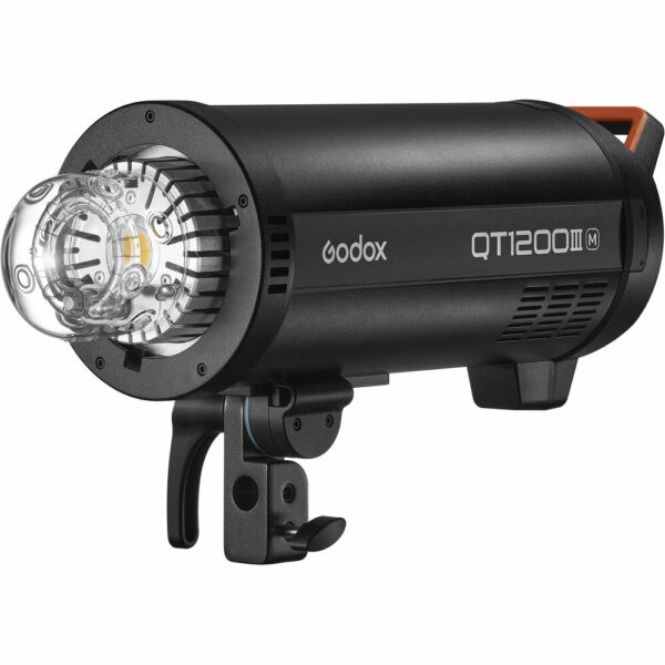 Godox QT1200IIIM on musta studiostroboskooppivalaisin, jossa on näkyvä salamaputki ja kiinnitysteline, ihanteellinen ammattimaiseen valokuvaukseen.