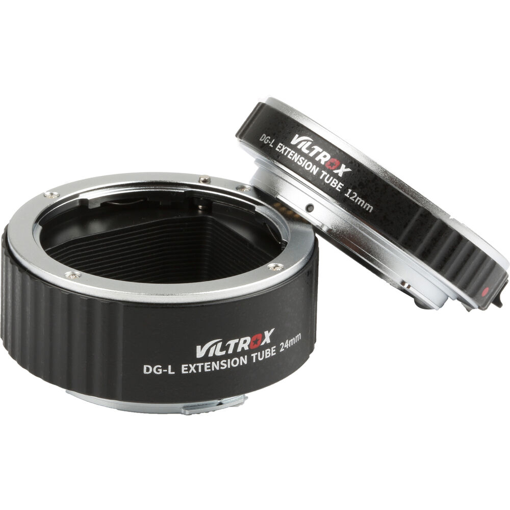 Kaksi Viltroxin makrojatkoputken rengasta (12 mm ja 24 mm, L-mount) on esillä valkoista taustaa vasten - toinen on pystyssä ja toinen kyljellään.