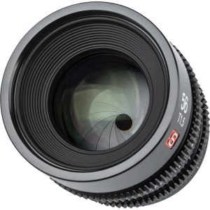 1646730370_009 Lähikuva Viltrox MF 56mm T1.5 Cine Lens -objektiivi Sony E:lle, jossa näkyvät aukkoterät, "56" ja "T1.5" merkinnät tynnyrissä sekä kuvioitu tarkennusrengas tarkkaa manuaalista säätöä varten.