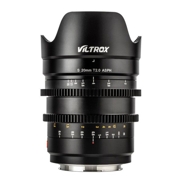 Viltrox MF 20mm T2 FF Cine Lens -objektiivi, Sony E -objektiivissa on musta metallirunko, tarkennus- ja aukkorenkaat, keltaiset ja valkoiset merkinnät, Viltrox-logolla varustettu vastavalosuoja ja se on suunniteltu Sony E-mount -kameroille.