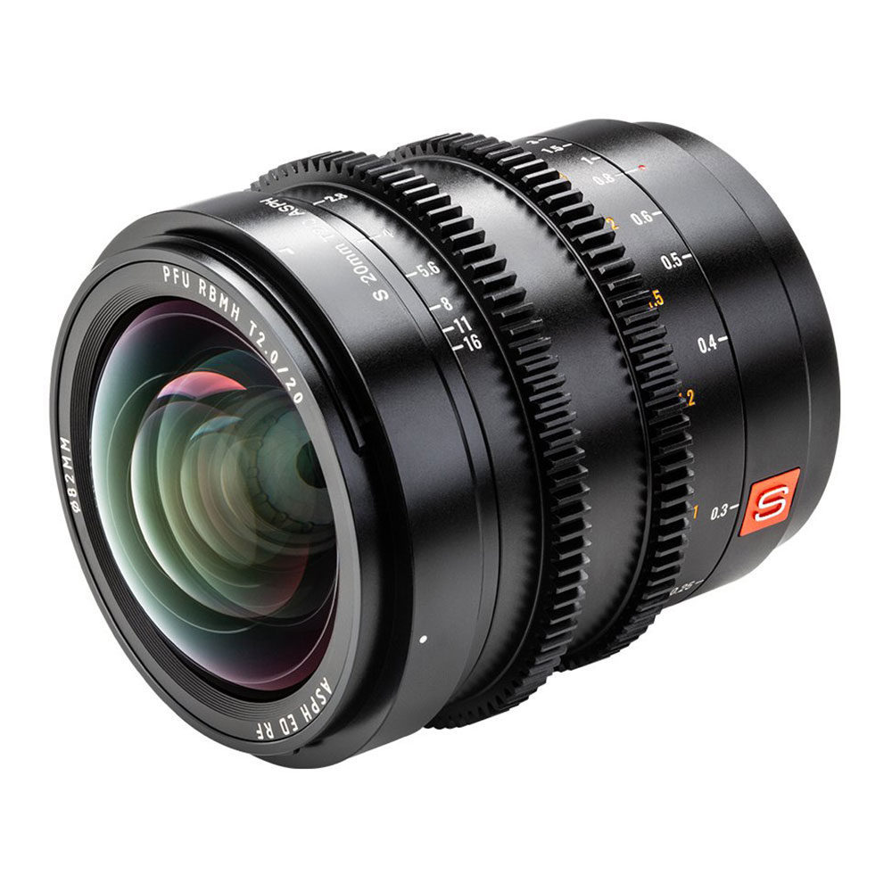 Lähikuva Viltrox MF 20mm T2 FF Cine Lens -objektiivi, Sony E, jossa näkyy sen musta tynnyri valkoisella ja oranssilla merkinnällä, manuaalitarkennuksen ja aukon renkaat, etäisyysmerkinnät ja monikerroksinen etulasi.