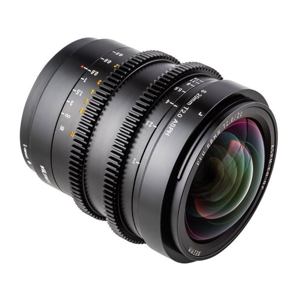 Lähikuvassa Viltrox MF 20mm T2 FF Cine Lens -objektiivi, Sony E näkyy sen tarkennus- ja aukkorenkaat, joissa on yksityiskohtaiset merkinnät ja monikerroksinen lasielementti, joka heijastaa värikästä valoa.