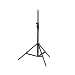 1646832191_303 Godox Mini Pioneer 250W Softbox Umbrella Duo Kit sisältää mustan, säädettävän kolmijalkaisen jalustavalaisimen, jossa on kolme jalkaa vakauden takaamiseksi ja joka on suunniteltu tukemaan valaistuslaitteita tai kameroita, kuvassa valkoista taustaa vasten.