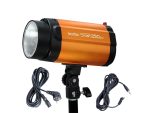 Oranssi Godox Mini Pioneer 250 Watt Softbox Duo Kit -studiostroboskooppi on asennettu jalustalle, ja kaksi mustaa virtajohtoa on valon molemmin puolin, kaikki valkoista taustaa vasten.