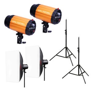 Godox Mini Pioneer 250 Watt Softbox Duo Kit, jossa on kaksi oranssia studiovaloa, kaksi mustaa säädettävää valotelinettä ja kaksi softboxia jalustoilla, näkyy valkoisella taustalla.