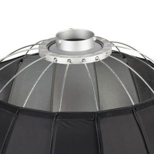 1646907779_313 Lähikuva Godox Parabolic Softbox Bowens Mount P90H -valaisimen yläosasta, jossa on metalliset tukitangot ja hopeinen kiinnitysrengas, joka on suunniteltu valon hajottamiseen valokuvaukseen ja videokuvaukseen.
