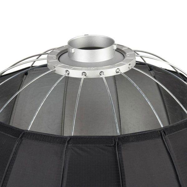 1646907779_313 Lähikuva Godox Parabolic Softbox Bowens Mount P90H -valaisimen yläosasta, jossa on metalliset tukitangot ja hopeinen kiinnitysrengas, joka on suunniteltu valon hajottamiseen valokuvaukseen ja videokuvaukseen.