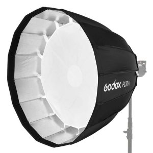 Suuri Godox Parabolic Softbox Bowens Mount P120H, jossa on mustavalkoinen ulkokuori ja hopeinen sisus, on asennettu studiovalotelineeseen valkoista taustaa vasten.