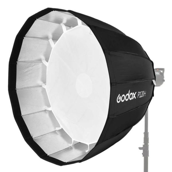 Suuri Godox Parabolic Softbox Bowens Mount P120H, jossa on mustavalkoinen ulkokuori ja hopeinen sisus, on asennettu studiovalotelineeseen valkoista taustaa vasten.