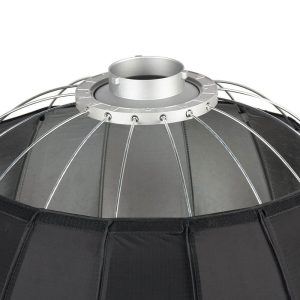 Lähikuva Godox Parabolic Softbox Bowens Mount P120H:sta, suuresta pyöreästä softboxista, jossa on metallirunko, musta kangas ulkopinta ja hopeinen Bowens-kiinnitysrengas yläosassa studiovalojen kiinnitystä varten.