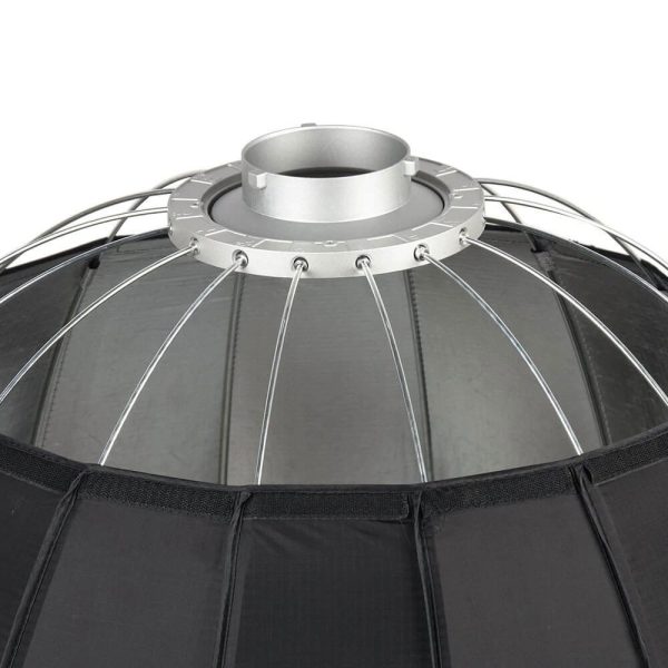 Lähikuva Godox Parabolic Softbox Bowens Mount P120H:sta, suuresta pyöreästä softboxista, jossa on metallirunko, musta kangas ulkopinta ja hopeinen Bowens-kiinnitysrengas yläosassa studiovalojen kiinnitystä varten.