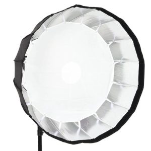 Godox Parabolic Softbox Bowens Mount P120H on suuri, pyöreä softbox, jossa on valkoinen diffuusori edessä ja hopeinen sisäpuoli, joka on asennettu mustaan jalustaan ammattimaiseen valokuvausvalaistukseen.
