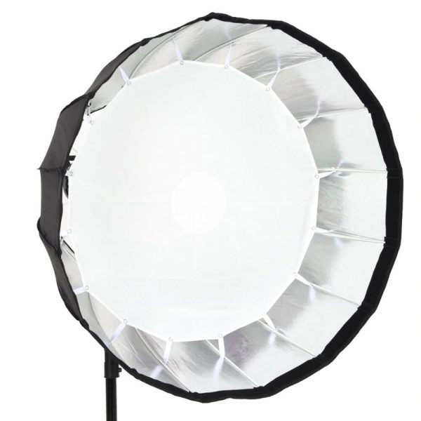 Godox Parabolic Softbox Bowens Mount P120H on suuri, pyöreä softbox, jossa on valkoinen diffuusori edessä ja hopeinen sisäpuoli, joka on asennettu mustaan jalustaan ammattimaiseen valokuvausvalaistukseen.
