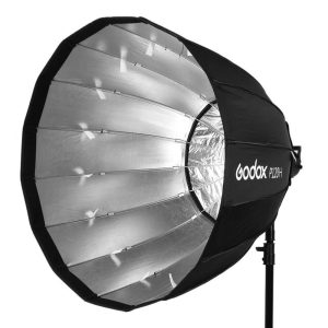 Godox Parabolic Softbox Bowens Mount P120H mustaa ja hopeaa, jossa on heijastava sisäpinta ja kahdeksankulmainen muoto on asennettu jalustalle, ihanteellinen valon hajottamiseen valokuvauksessa ja videokuvauksessa.