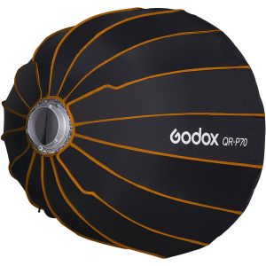 Godox Quick Release Parabolic Softbox QR PF70 Profoto -valaisimessa on musta ja oranssi muotoilu, jonka kyljessä on sen nimi ja malli sekä hopeinen kiinnitysrengas valaisimiin kiinnittämistä varten.