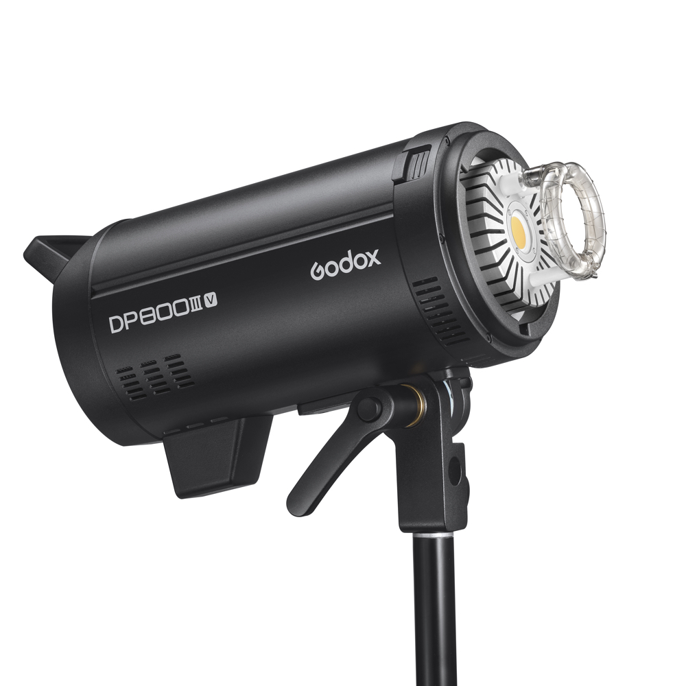 Musta Godox DP800III-V -studiostroboskooppivalaisin on asennettu jalustalle, ja se näkyy profiilissa, jossa sen LED ja heijastin ovat näkyvissä.