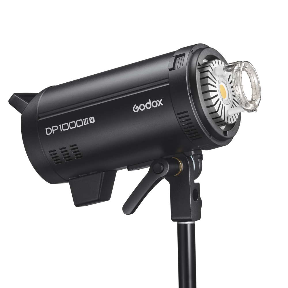 Godox DP1000III-V -ammattilaisstudiostrobovalaisin, joka on asennettu mustaan valotelineeseen ja jonka rungossa on näkyviä tuuletusaukkoja ja säätimiä.