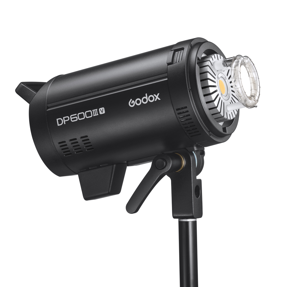 Musta Godox DP600III-V -studiostroboskooppivalaisin on asennettu jalustalle, ja sen LED-lamppu, sivujäähdytysventtiilit ja ohjauspaneeli näkyvät valkoista taustaa vasten.