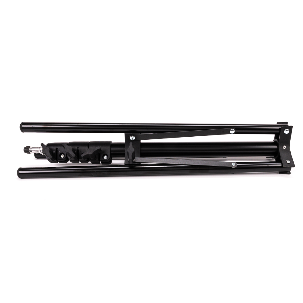 Mustasta metallista valmistettu Viltrox Compact Light Stand, jossa on säädettävät kiinnitysvarret ja pikalukitusmekanismi, on kuvassa valkoista taustaa vasten.