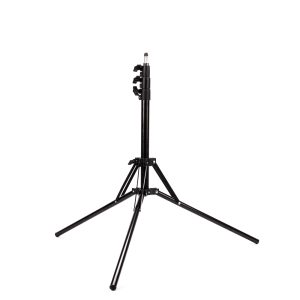 Viltrox Compact Light Stand on musta metallinen kolmijalka, jossa on säädettävä korkeus, pidennetyt jalat ja kiinnittimet, kuvassa valkoisella pohjalla.