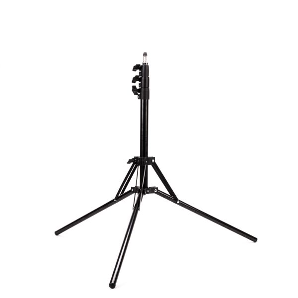 Viltrox Compact Light Stand on musta metallinen kolmijalka, jossa on säädettävä korkeus, pidennetyt jalat ja kiinnittimet, kuvassa valkoisella pohjalla.